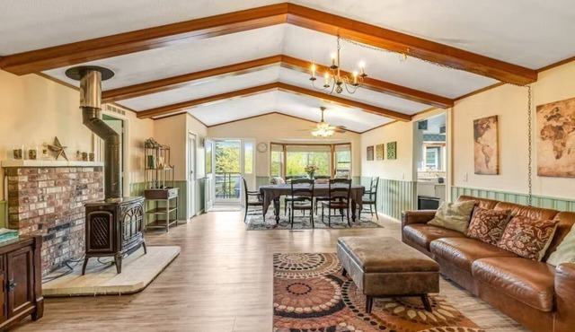 Deer Harbor Cottages, Entire Property. Sleeps up to 16. 3 Hot Tubs. 4 Bedrooms.