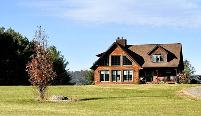 Deer Haven Lodge on 16 acres with mountain views and fireplace