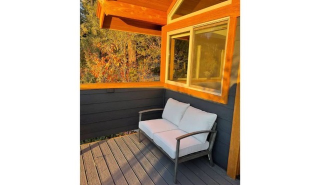 Deer Haven Private Cottage with deck