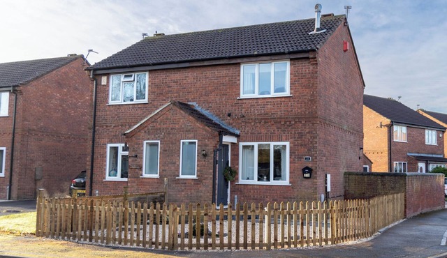 DEER HILL GROVE, family friendly, character holiday cottage in York