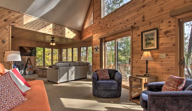 Deer Lake Chalet -"The Lake Of Changing Colors"- High Speed Internet
