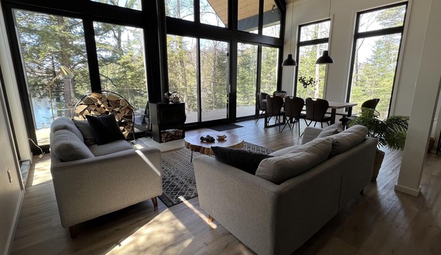 Deer Lake Onyx - Modern Waterfront Cottage