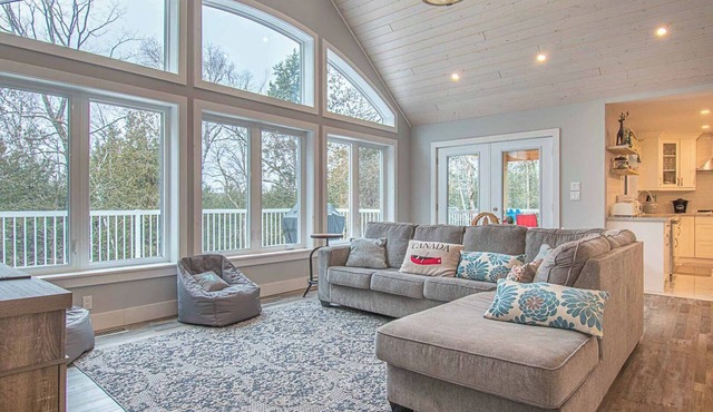 Deer Lakehouse - Four Bedroom Cottage, Sleeps 10
