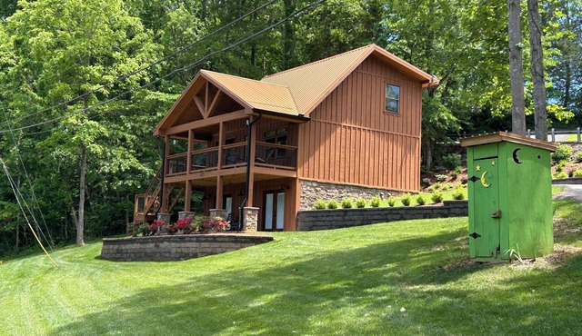 Deer Lick cabin Lake front cabin that sleeps 6. Minutes from Bristol