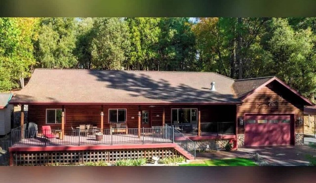 Deer Lodge – Beautiful, Spacious Home with Hot Tub