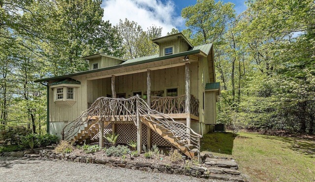 Deer Lodge - Gorgeous Cabin with Hot Tub & Pickleball - Near Hiking + Waterfalls