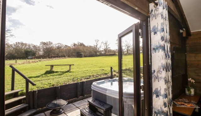 DEER LODGE, romantic, country holiday cottage in Wimborne Minster