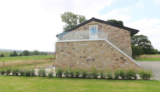 DEER LODGE, with hot tub in Langho, Lancashire