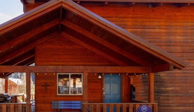 Deer Mountain Lodge - High-End Home - In Town - Hot Tub - Free WiFi - Washer/Dry