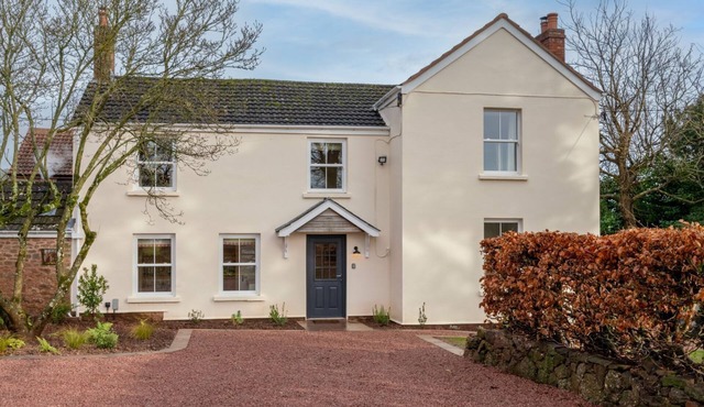 Deer Park Farmhouse - on the lydney park estate that sleeps 6 guests in 3 bedrooms