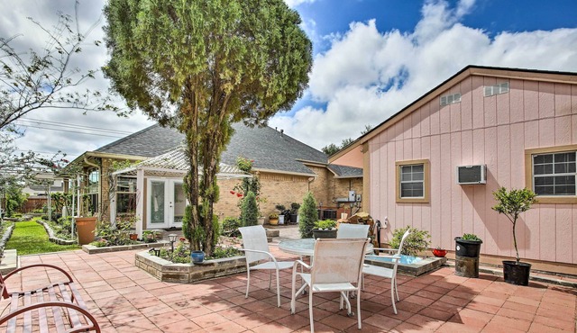 Deer Park Studio w/ Garden Patio, 14 Mi to Kemah!