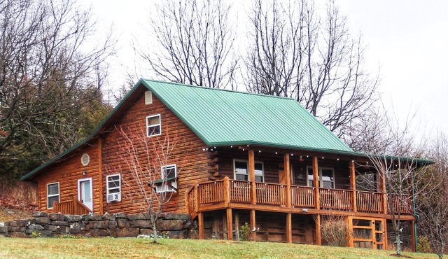 Deer Pond Cabin in Ozark Mountains - Minutes away from Buffalo River and hiking!