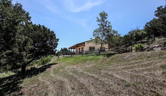 Deer Ridge Cottage | Pet Friendly Country Property