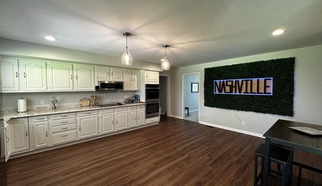 Deer Run - 30 min to Nashville and near the Lake, 5 bedrooms & 3 Baths