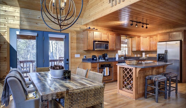 Deer Run Lodge, Cozy and luxurious Cabin in the woods.