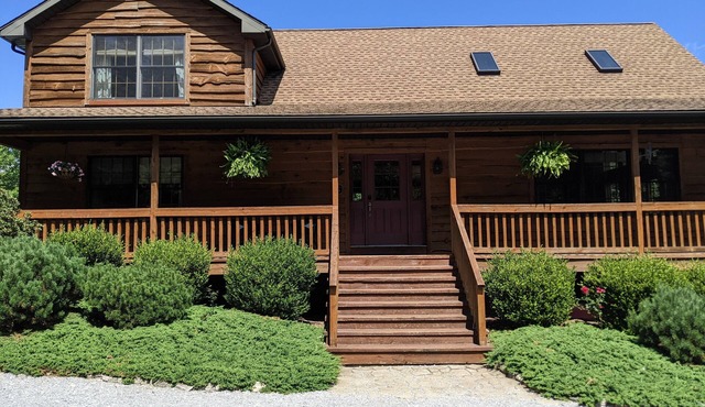 Deer Run Lodge - hike the forest, relax by the fireplace!