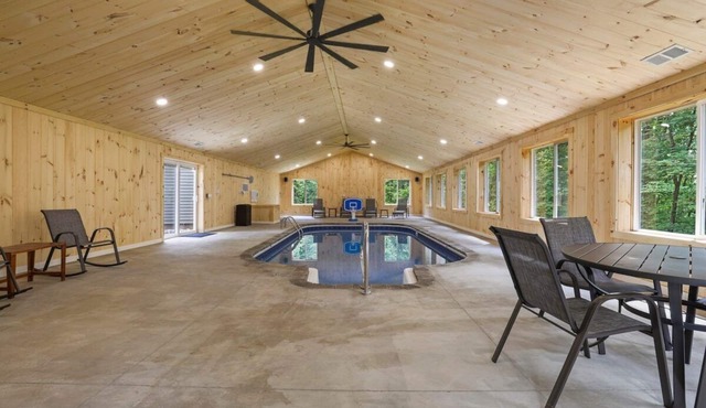 Deer Run Manor - Indoor Pool, Hot Tub & Game Room