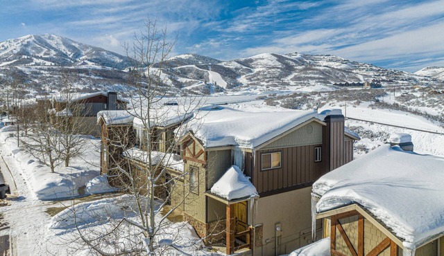 Deer Valley East Modern Ski Chalet – 2 Minutes to Skiing, Hot Tub, Free Shuttle, Home Theater