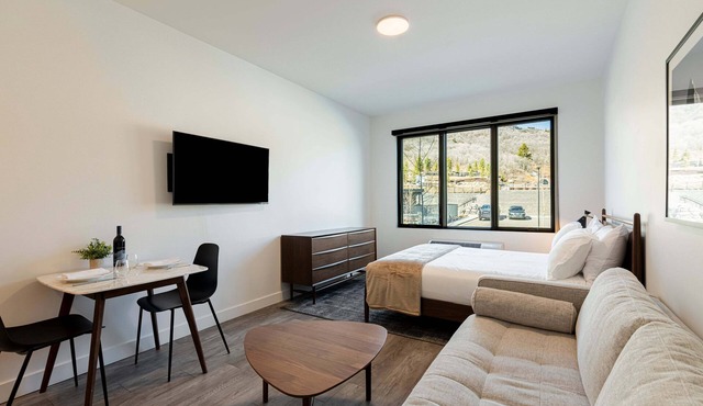 Deer Valley East Studio with Amenities & Easy Slope Access