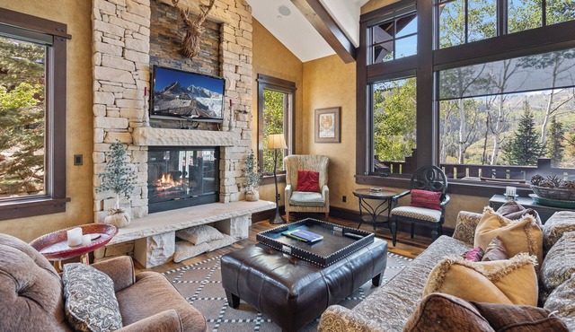 Deer Valley home with balcony, mountain views, private hot tub, and BBQ, walk to hiking/biking