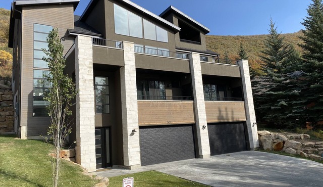 Deer Valley Luxury Ski House. Sleeps 27