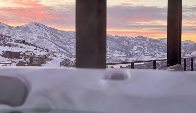 Deer Valley Mt. Retreat-2 large BR, 3 beds, 2.5 BA condo with private hot tub
