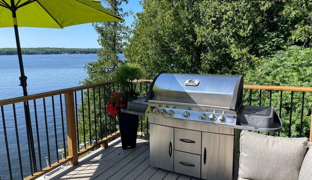 DeerBay Sunset Waterfront Cottage, HotTub, Firepit, clear deep water swimming