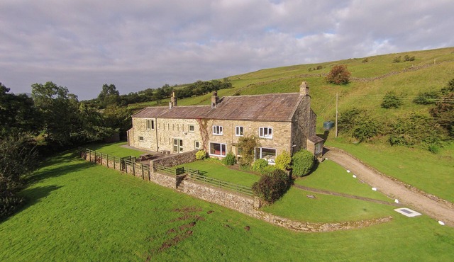 DEERCLOSE WEST FARMHOUSE, pet friendly, with open fire in Horsehouse