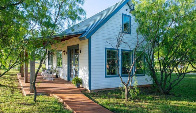 Deerfield Countryside Cottage