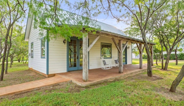 Deerfield Countryside Cottage