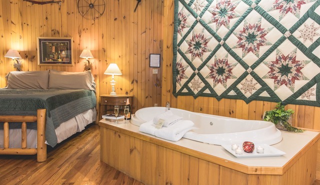 Deerfield Honeymoon Cottage at Autumn Ridge