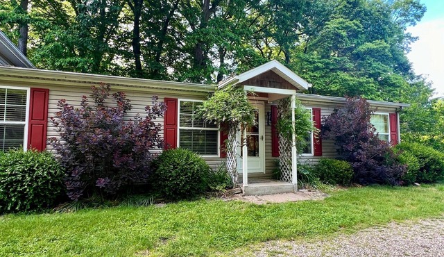 Deerpath Cottage-30 Acres with Indoor Pool, Farm, Kayaking, Trails, by Beach!