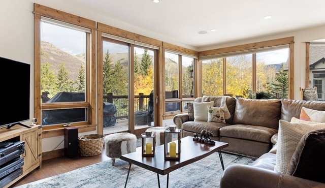 Deerpath Haus: Private Hot Tub, Game Room, 2 Living Rooms, & more!