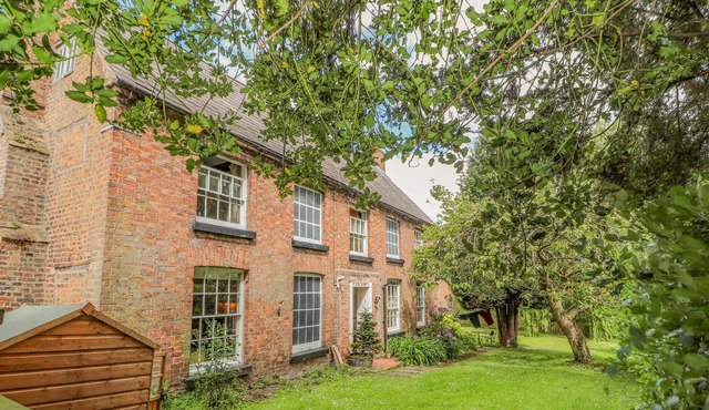 DEESIDE FARM COTTAGE, romantic, character holiday cottage in Farndon