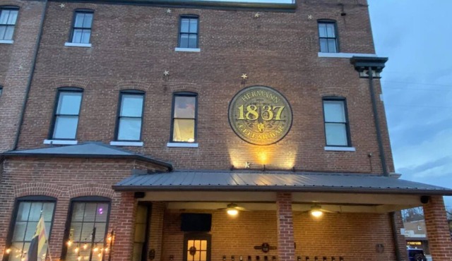 DeFlorin Stone Cottage, Hermann's Popular Downtown Home, Free Wine $20 Shuttle