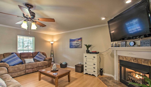 DeGray Getaway w/ Fire Pit, Grill & Large Deck!