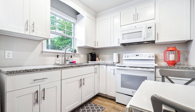Deja Blue Garden House – Charming Cottage in Historic District! Pet Frien