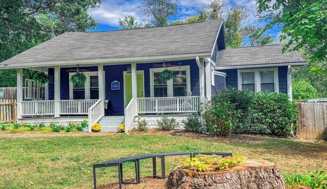 Deja Blue Luxurious Pet Friendly 30+ day Rental in Asheville | Two Fenced In Yards!