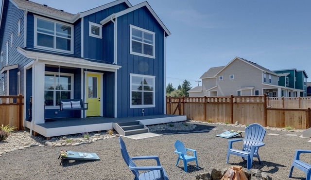 Deja Blue - Pet-friendly, Waterfront Cottage at Oyhut Bay Seaside Village