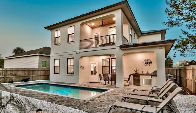 Deja Blue: Private beach steps away, Golf cart, Heated pool, Bunk rooms