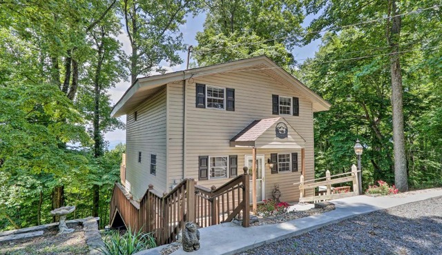 Deja View Cabin with Hot Tub Pets Welcome!