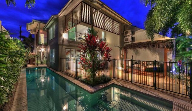 Deja Vu Palm Cove 3 Kings Heated Pool Private Luxury 5 mins walk beach cafe's