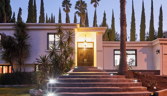 Del Campo Villa - 4BR Woodland Hills Gem with Pool and Cabana