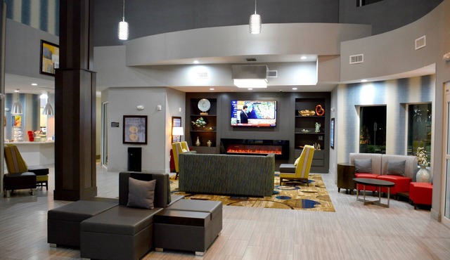 Del-Mar Airport Inn & Suites