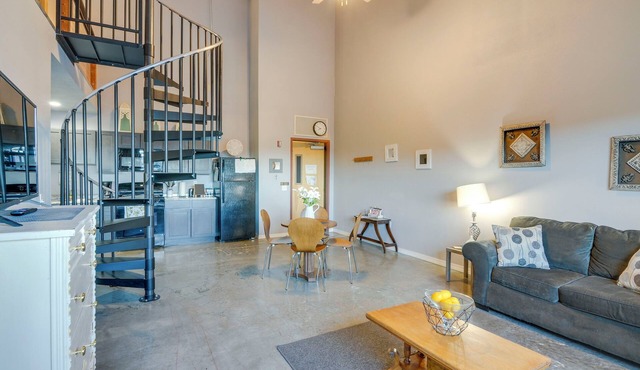 Del Norte Apartment w/Loft: Walk to Downtown!