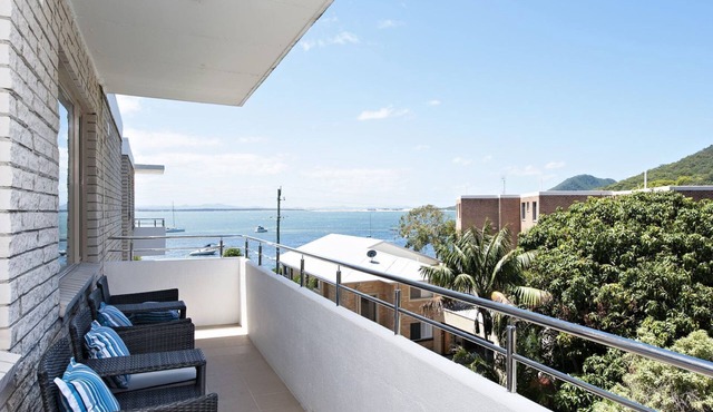 Del Rae, 18/25 Shoal Bay Rd - Air-conditioned, renovated 2-bedroom unit opposite Shoal Bay Beach