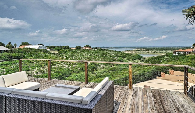 Del Rio Home w/ Lake Views & Private Outdoor Pool!