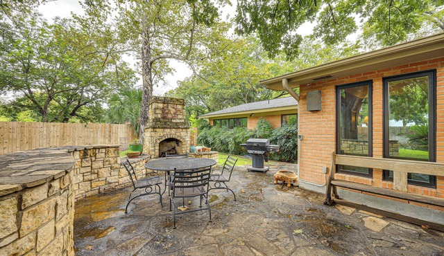 Del Rio Home w/Large Yard, BBQ + Fireplace!