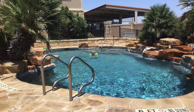 Del Rio, Tx, Condo with pool and lake view!