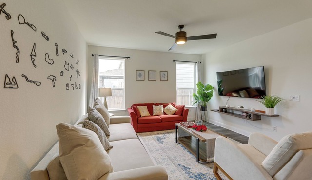 Del Valle Getaway with Charming Patio & Grill!